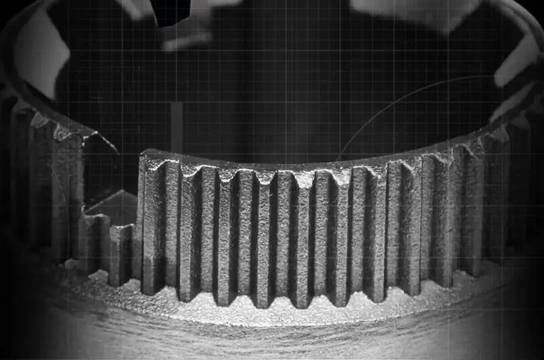 Peça cilíndrica de ferro fundido com dentes, vista de perto